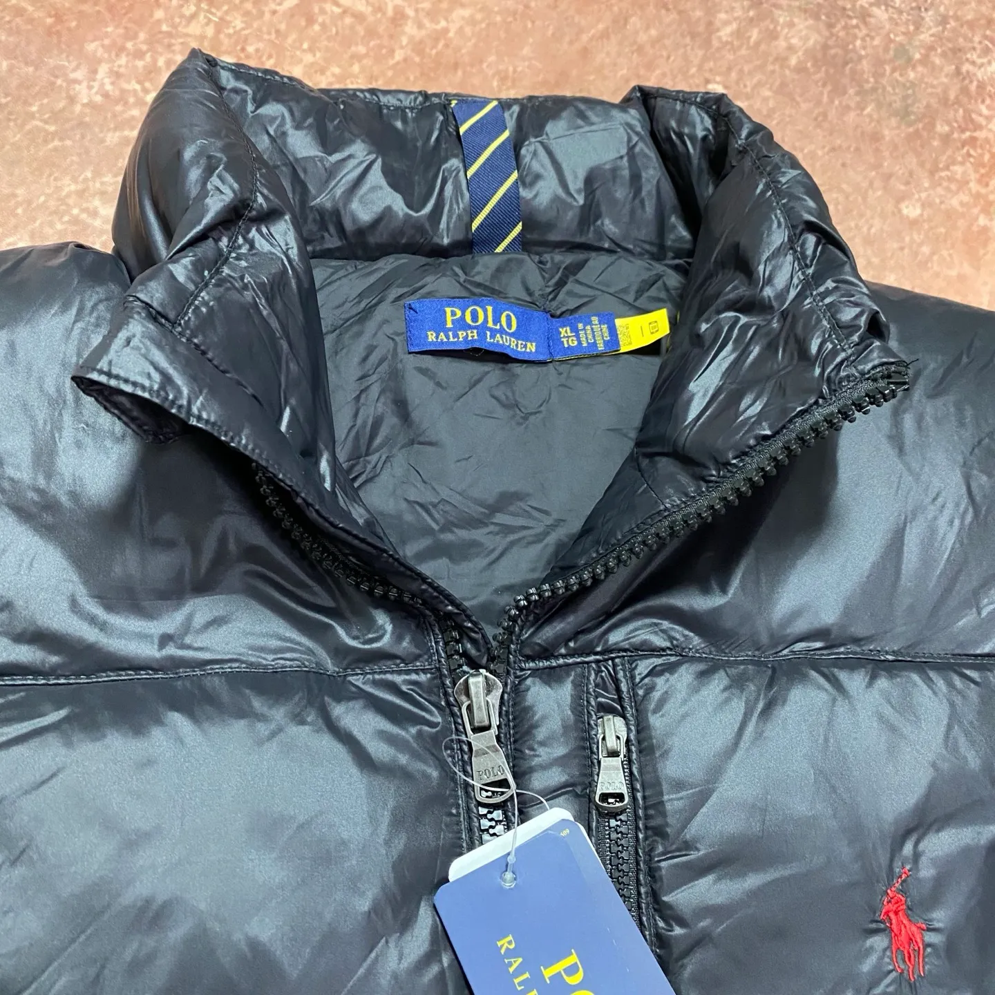 P560 Rah Lauren embroidered down vest (top version of pure down) 100% pure down, a classic and evergreen style, the same model used by celebrities and internet celebrities to keep out the cold, made from fabrics, fillings to auxiliary materials, all-round benchmarking against the original quality. It uses an imported Behringer embroidery machine, 10,000-needle electric embroidery technology, and imported No. 7 needles and embroidery thread to create a full, three-dimensional, clear-textured polo logo on the chest, which can be called a "moving texture badge." Double-layer locked velvet interior, bid farewell to the worry of velvet running away. The inner lining adopts a nylon double-layer sealed velvet structure to strictly prevent velvet drilling. The hem has a built-in adjustable drawstring, making it more windproof and cold-proof. Paired with customized size 8 YKK zipper, a must-have item for autumn and winter. Color Black, Navy Blue, Black Glossy Size m-xxl